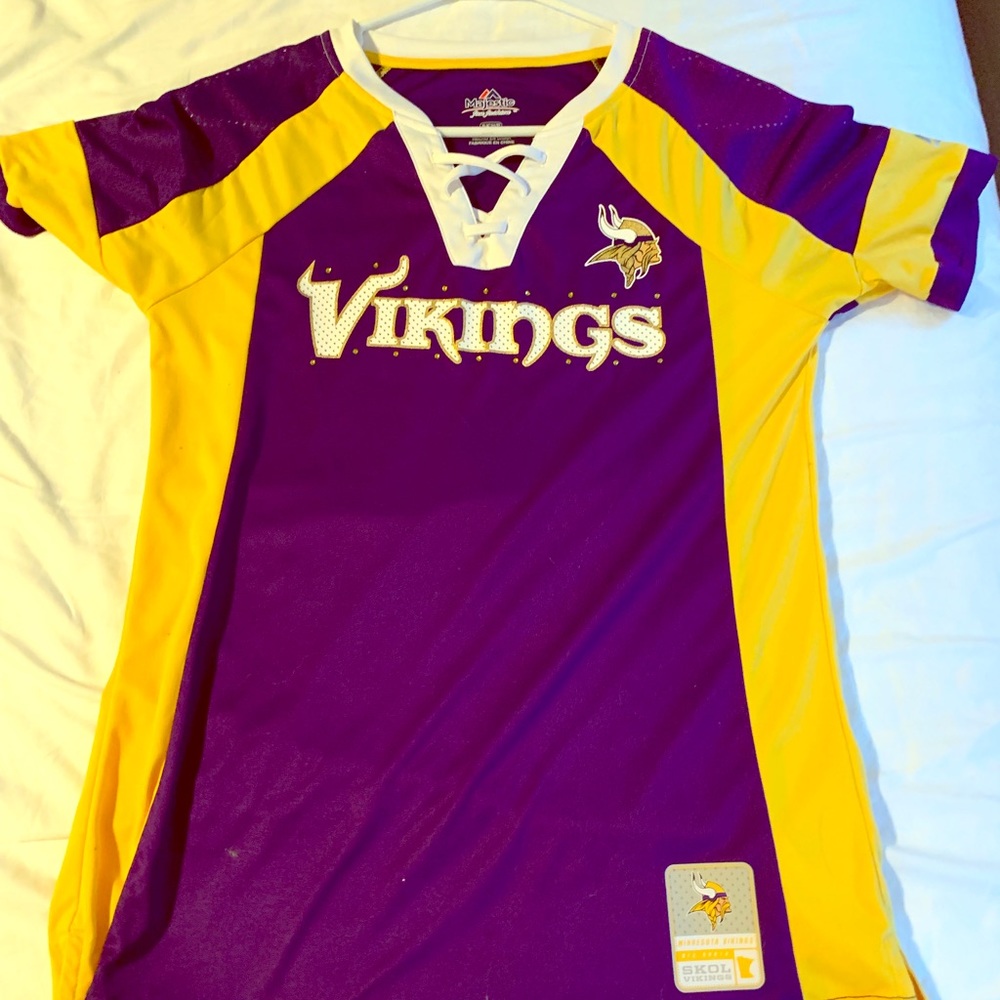 I’m selling a one time used vikings shirt.